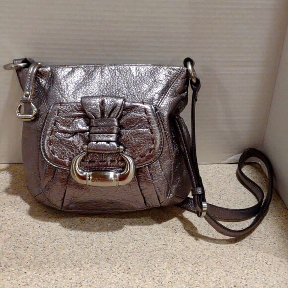 B Makowsky Silver Leather Purse Size Medium.   P2 - Picture 1 of 6